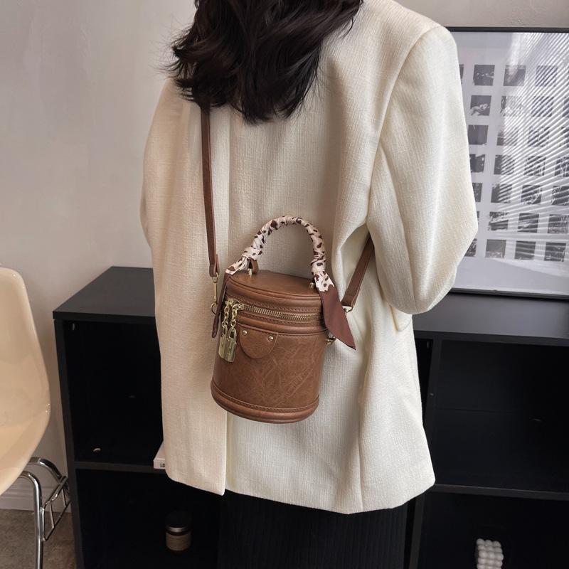 This Year's Popular Super Popular Niche Bags 2025 Autumn and Winter New Women's Bags Messenger Bags Portable Bucket Bags
