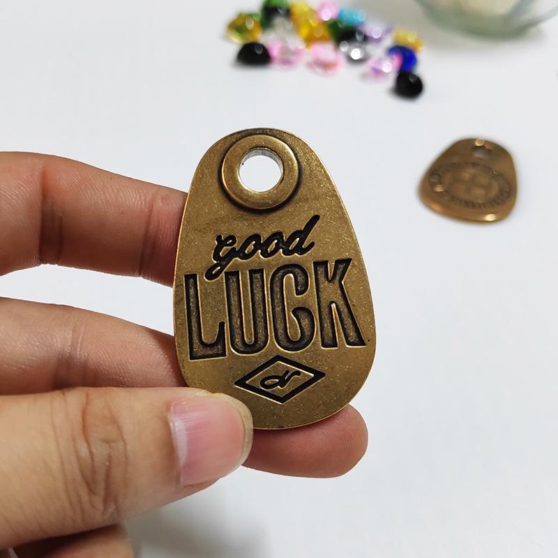 Подвеска-брелок Lucky Brass: Декоративный аксессуар в виде медной сумки-молнии «Удача».