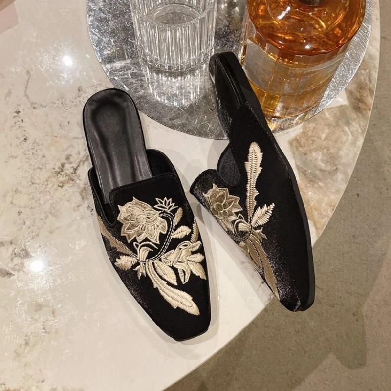 Новые вышитые полутапочки женские туфли новые Baotou Flower ретро плоские модные сандалии с квадратным носком женские повседневные мюли