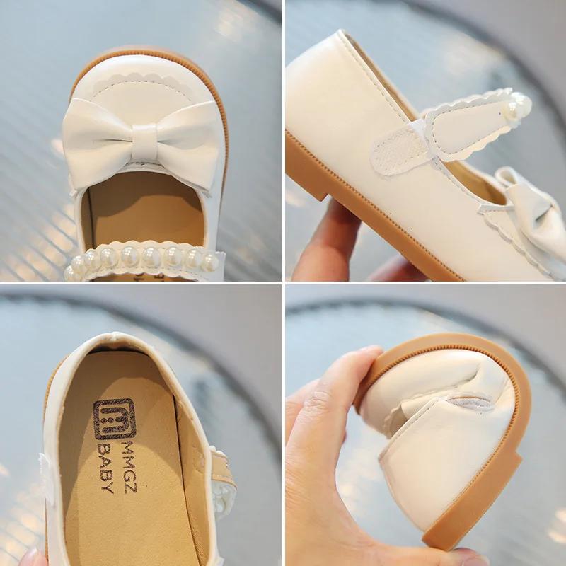 Кожаные туфли для малышей и девочек, повседневные туфли на плоской подошве, милые туфли принцессы с жемчугом, бисером и бантом 2024 года, нарядные туфли для вечеринок, мягкие