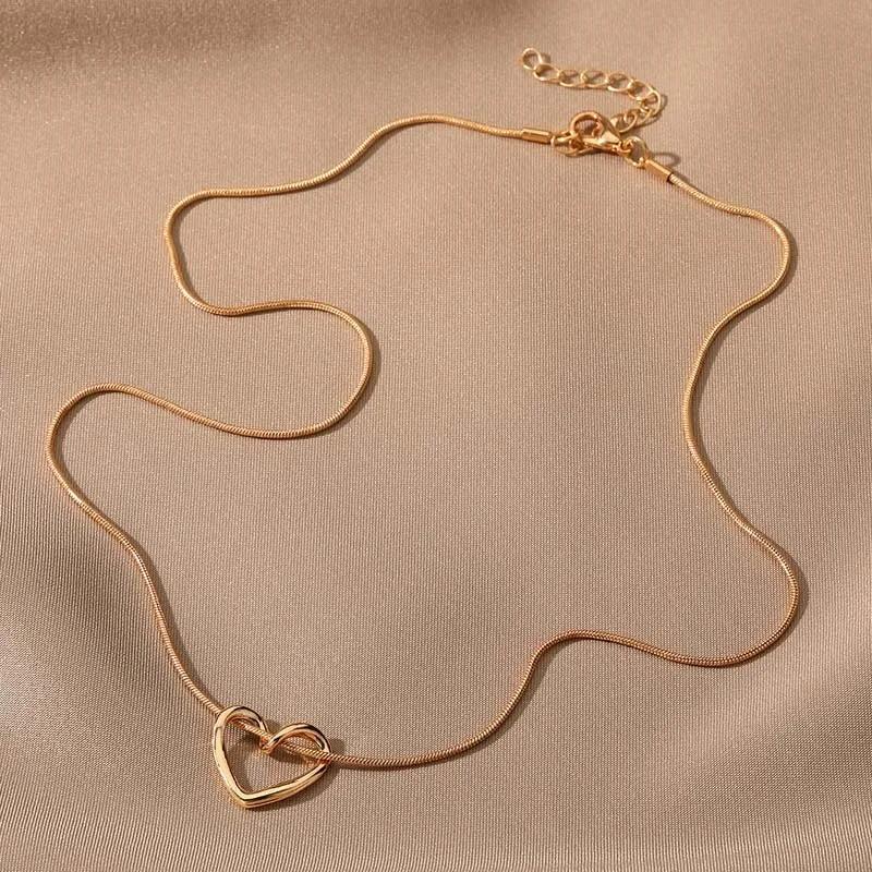 New Simple Hollow Love Heart Pendant Necklace for Women Fashion Creative Geometric Clavicle Chain Necklaces Party Jewelry Gift MIT