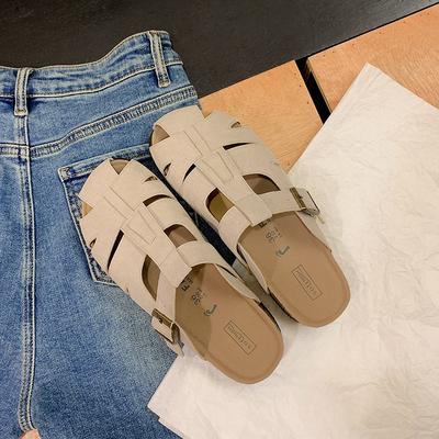 Новый стиль обуви отличается толстой подошвой, полыми носками и женскими полушлепками для ношения на улице.