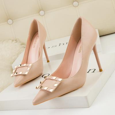 Модная женская обувь Черные туфли-лодочки на высоком каблуке-шпильке с металлическими заклепками Квадратная пряжка Новая кожаная рабочая обувь