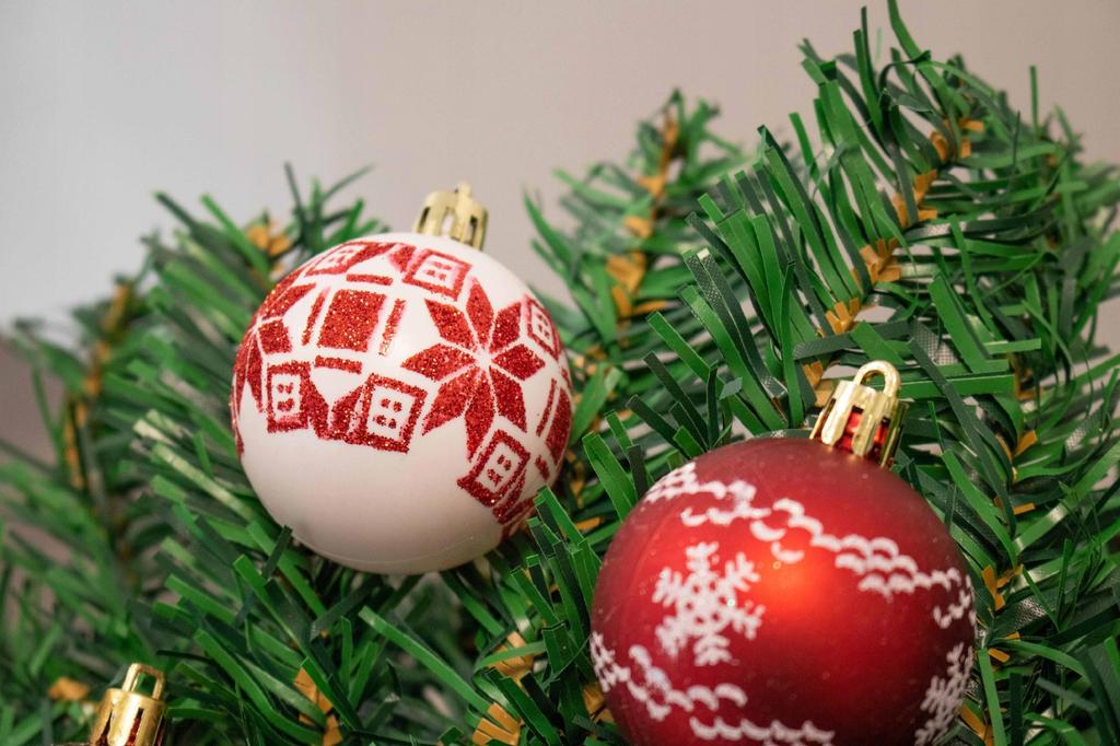 Christmas tree baubles, PRL, plastic, safe for Christmas trees, white, red, set