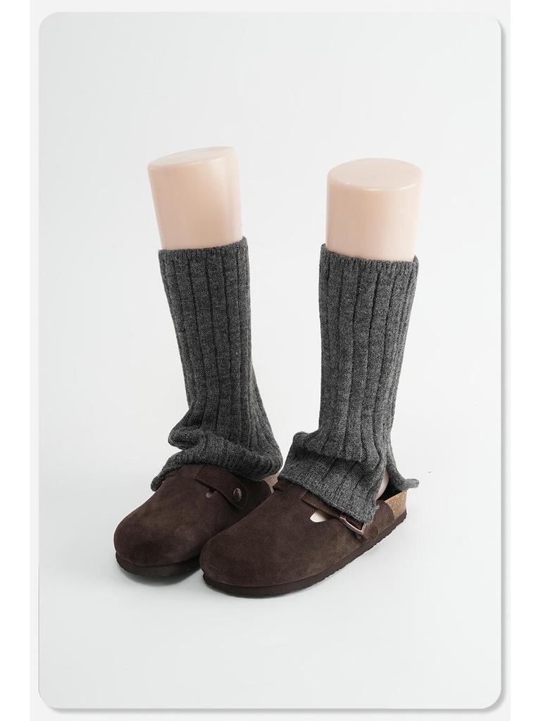 Серые вязаные носки с разрезом - толстые ребристые полосы, длина до икры, уютный осенне-зимний стиль, свободный крой, модные ворсистые носки