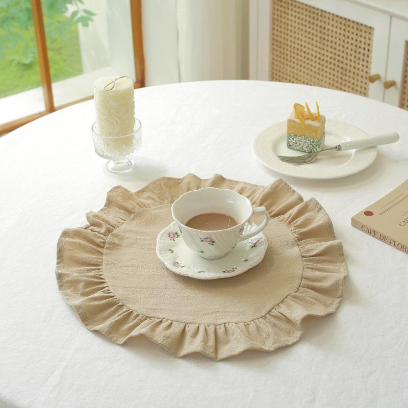 Cream wind round ruffle leaf edge placemat can be reused anti-fouling and wear-resistant dining table heat insulation mat dating scene universal model