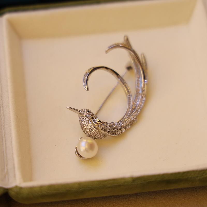 Брошь в виде длиннохвостой птицы в этническом стиле - медь, позолота, циркон и жемчуг