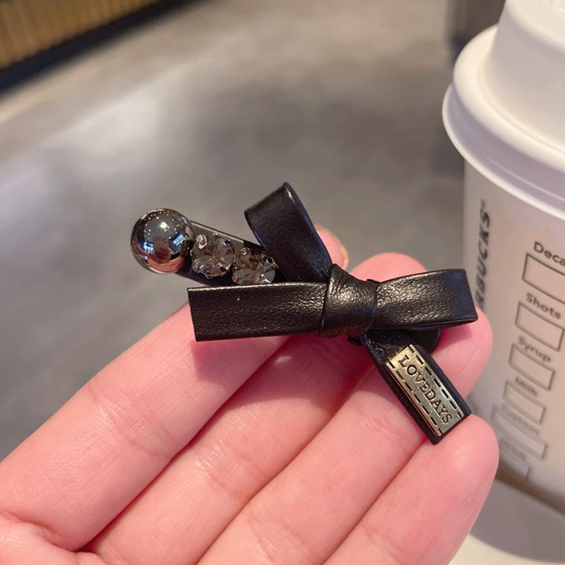 Роскошная кожаная заколка-уточка с бантом, золотой этикеткой и жемчугом