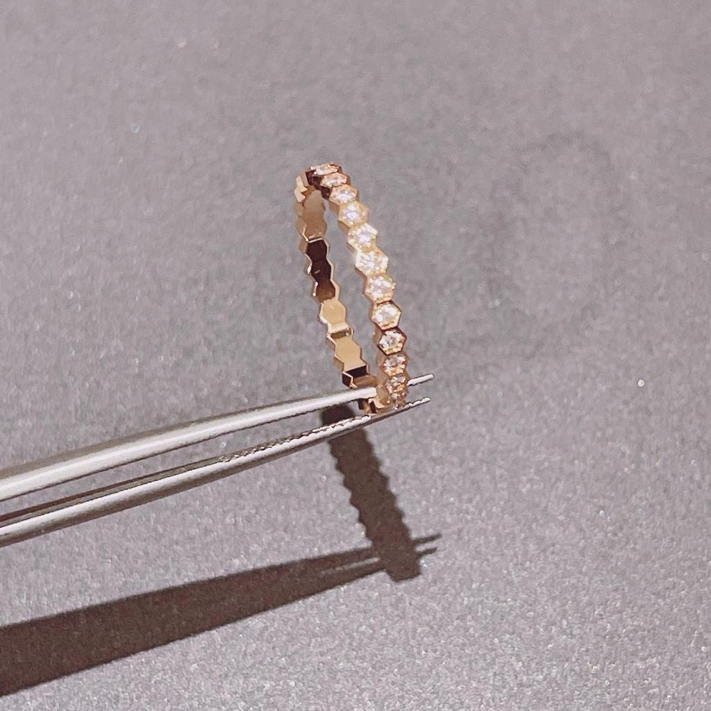 High-Quality Stackable Honeycomb Rhinestone Ring for Women - Fashionable V Gold Design