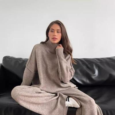 Женский осенне-зимний комплект из свитера с высоким воротом и трикотажных брюк