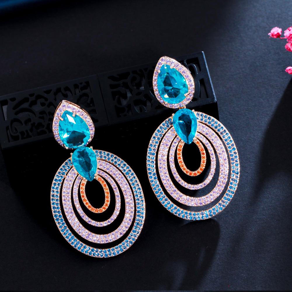 Роскошные серьги-капли CMM с несколькими круглыми цветными циркониями и большими каплями