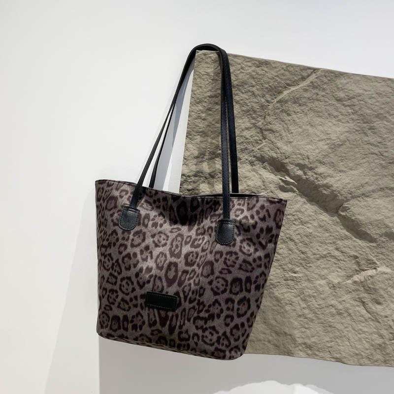Стильная вместительная сумка-тоут для женщин с шикарным леопардовым принтом для осени и зимы