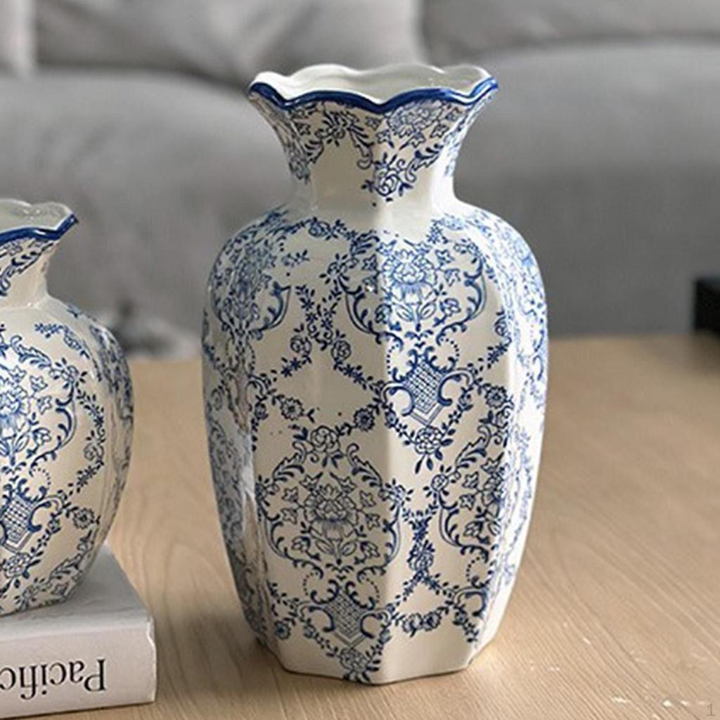 Сине-белая фарфоровая ваза для цветочной экспозиции в офисе или дома