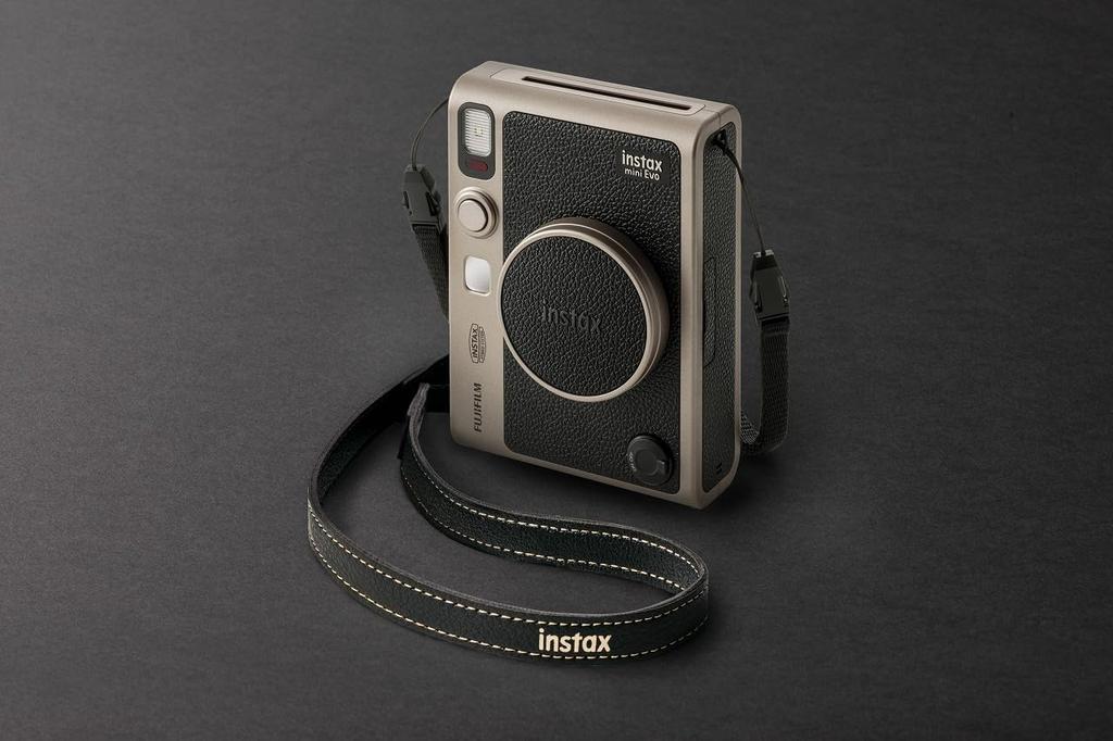 Гибридная камера моментальной печати FUJIFILM Instax Evo instax mini Evo Black INS MINI EVO GOLD C instax mini Evo 90th SPKit TITANIUM GOLD (Мгновенное