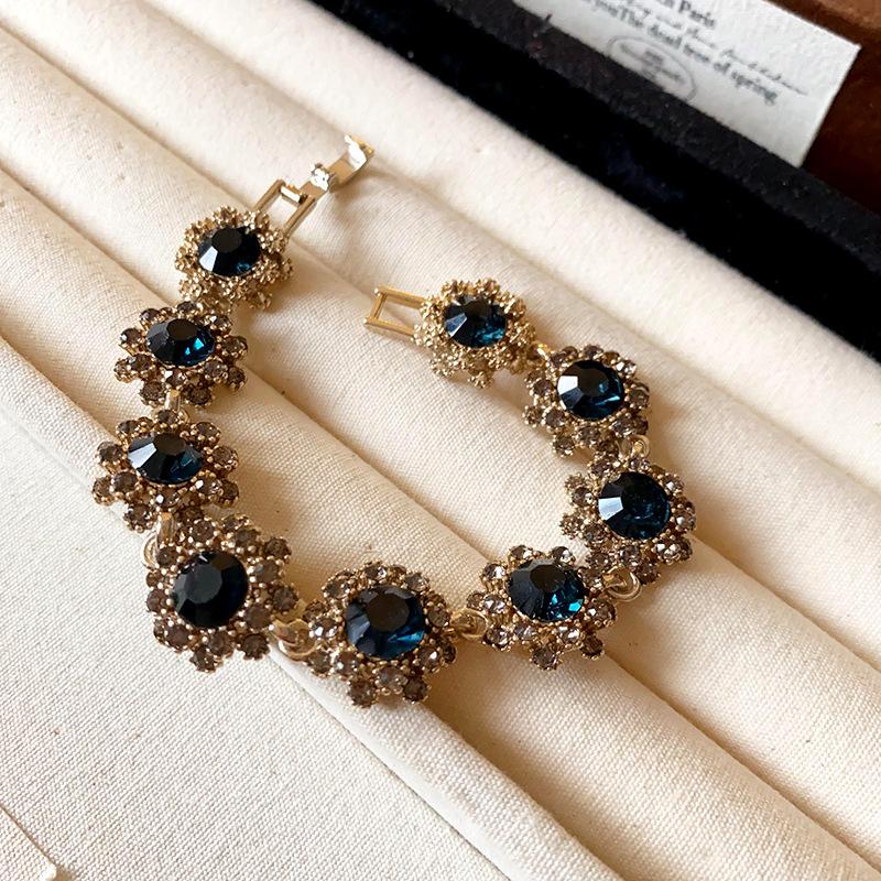 Ожерелье с цветочным узором, инкрустированное бриллиантами, в сочетании со стильной ретро-цепочкой для ключиц, подходит для повседневной носки, вечеринок и различных других случаев.