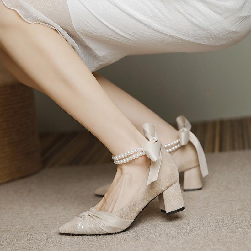 Летние женские босоножки с ремешком на щиколотке, с бисером, с острым носком, на среднем каблуке, женские туфли-лодочки с жемчужной цепочкой и бантом для свадебной вечеринки