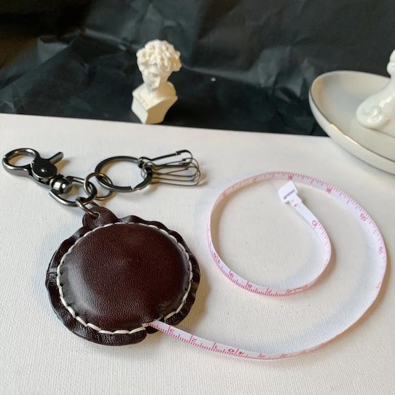 Креативный кожаный брелок, практичный брелок-подвеска, встроенная рулетка, подвеска для мужчин и женщин, универсальные аксессуары для ключей ручной работы