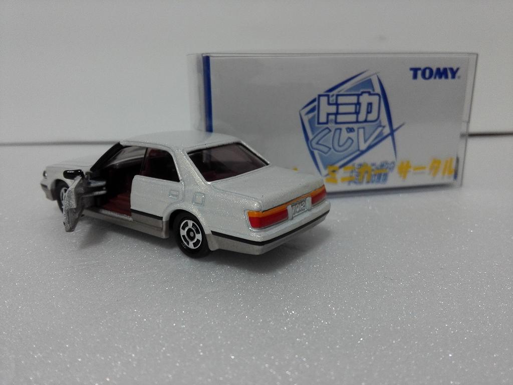 Out of Print Tomica Kuji V Toyota Crown 130 Series Pearl Two Tone Crazy Mini Car Circle with Case Shipped from Amazon Warehouse