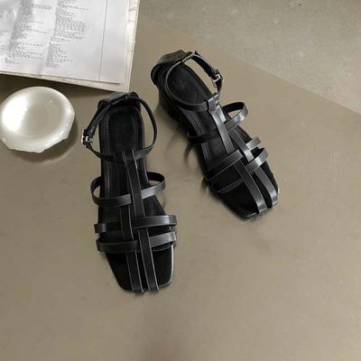 Дизайнерские полосатые стильные женские плоские сандалии с открытым носком, тонкими ремешками и одной пряжкой, серебристые сандалии на толстом квадратном каблуке