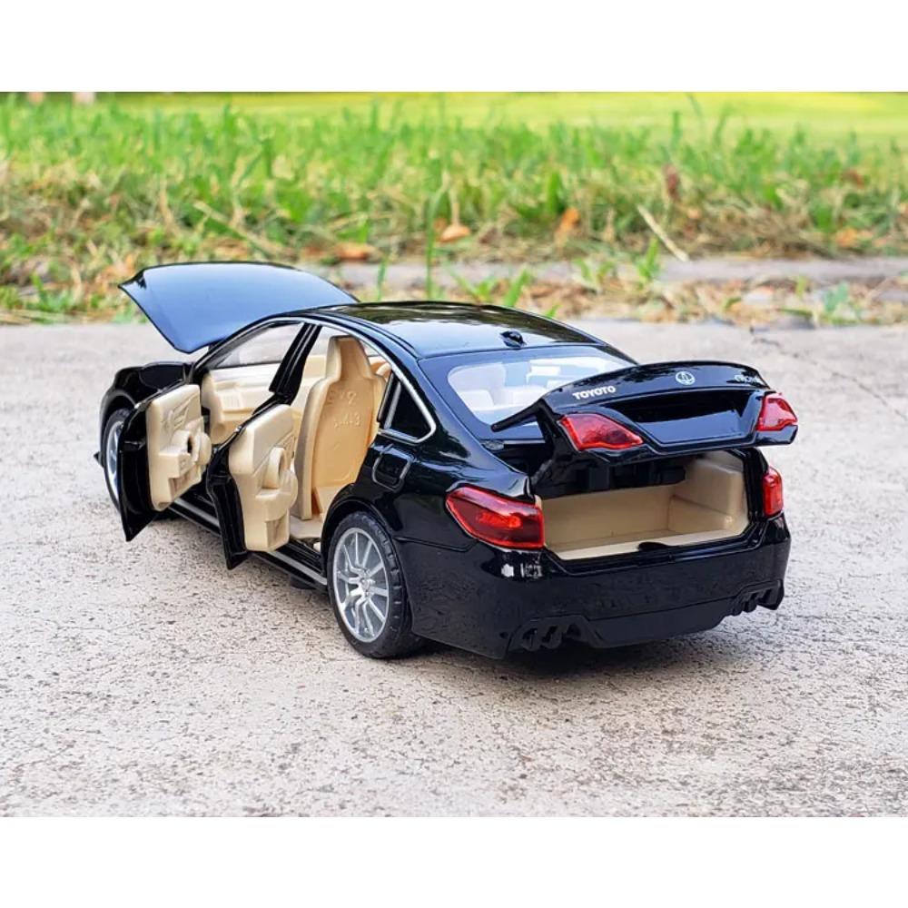 1/32 Toyota CROWN Металлическая модель автомобиля Литье под давлением и Игрушечные транспортные средства Металлическая модель игрушечного автомобиля Симуляция звука и света Коллекция Подарок