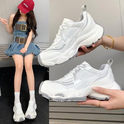 Одинарная сетка дышащие толстоподошвенные кроссовки папы 2025 лето новые увеличивающие рост повседневные универсальные спортивные туфли модный тренд женская обувь