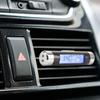 Автомобильные аксессуары Стильные высокоточные двухфункциональные простые в установке универсальные автомобильные часы с температурой и календарем на клипсе