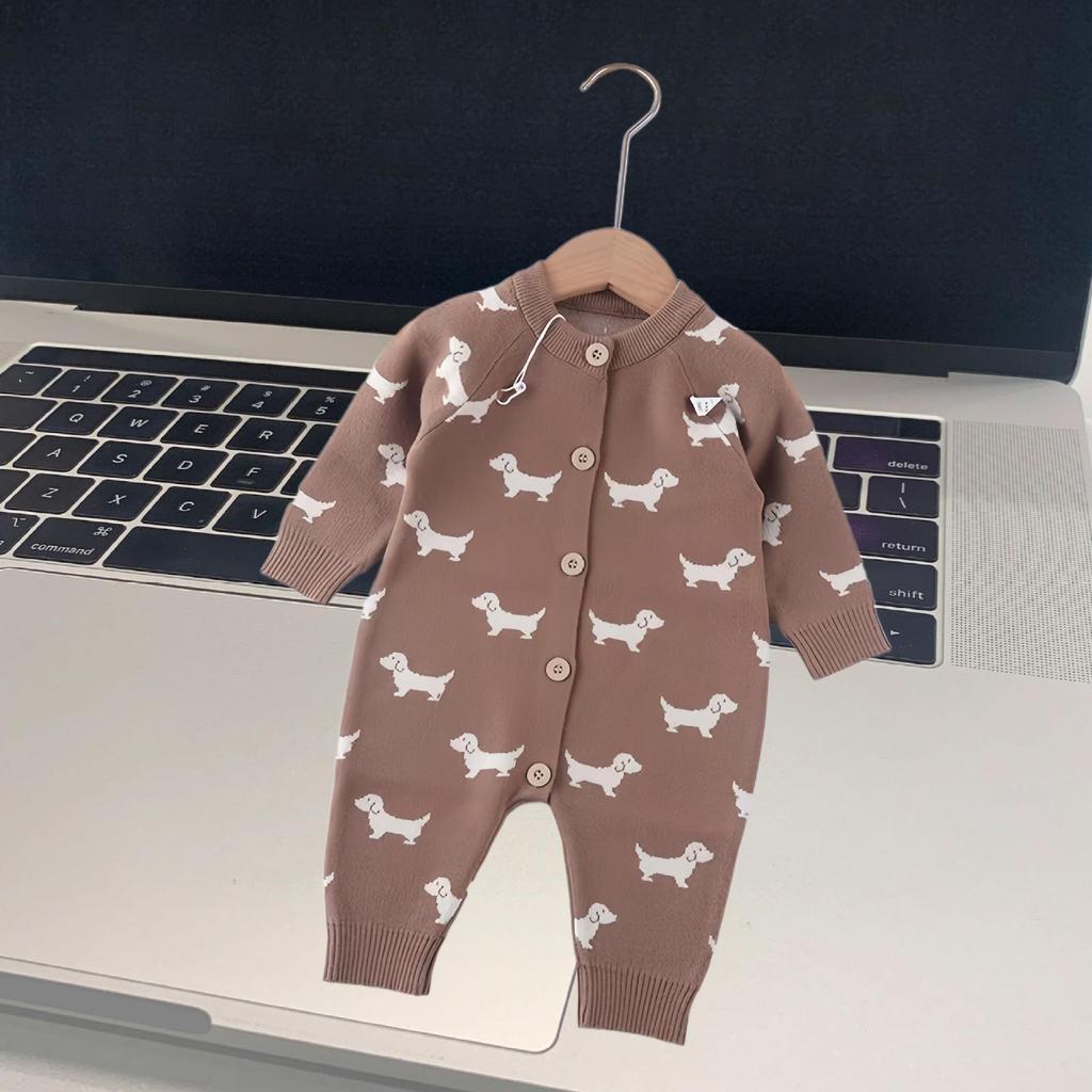 Свитера и комбинезоны для младенцев и малышей осень/зима 2024 года: Комбинезон для новорожденных, одежда для ползания с принтом.