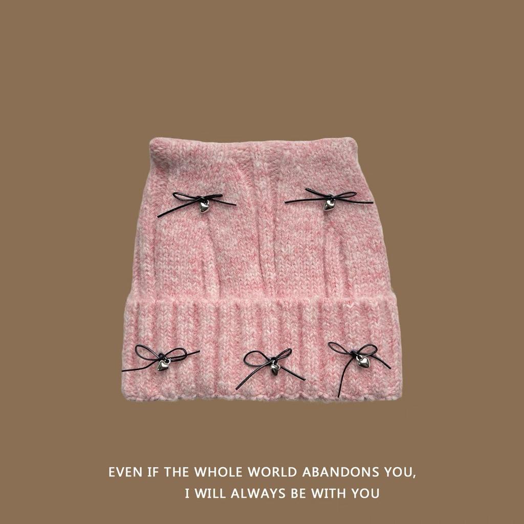 Вязаная шапка с кошачьими ушками на осень/зиму 2025 - Теплая и универсальная, с дизайном в виде банта, который подчеркивает лицо