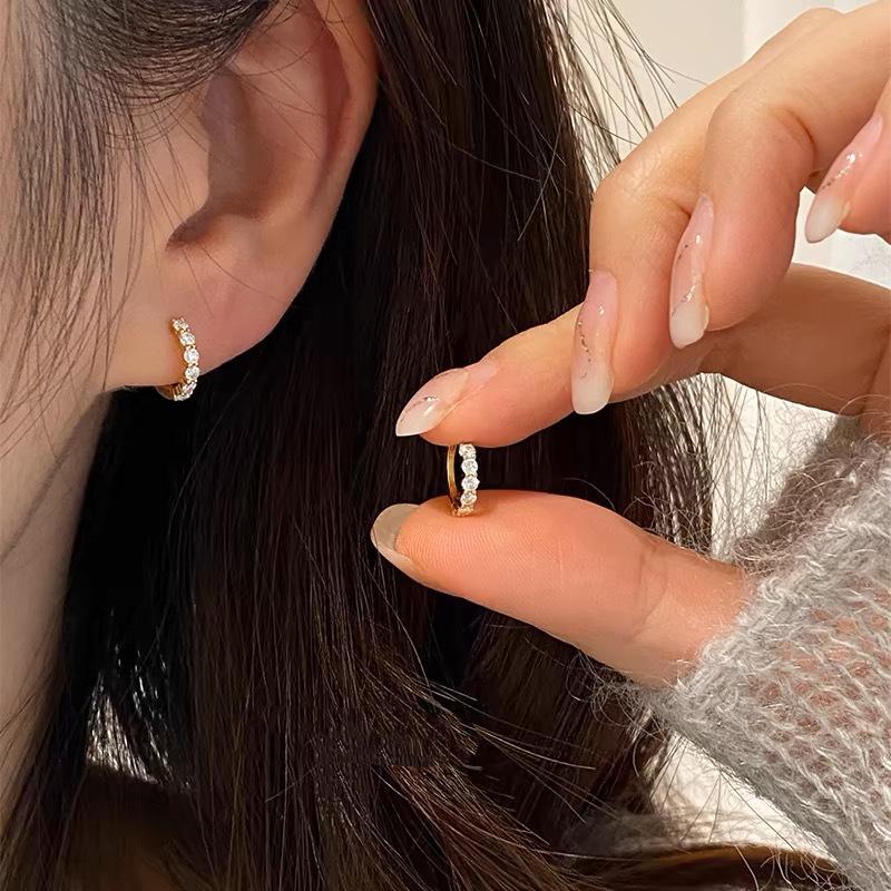Серьги-кольца из золота с цирконием — элегантный, роскошный и изысканно простой французский дизайн
