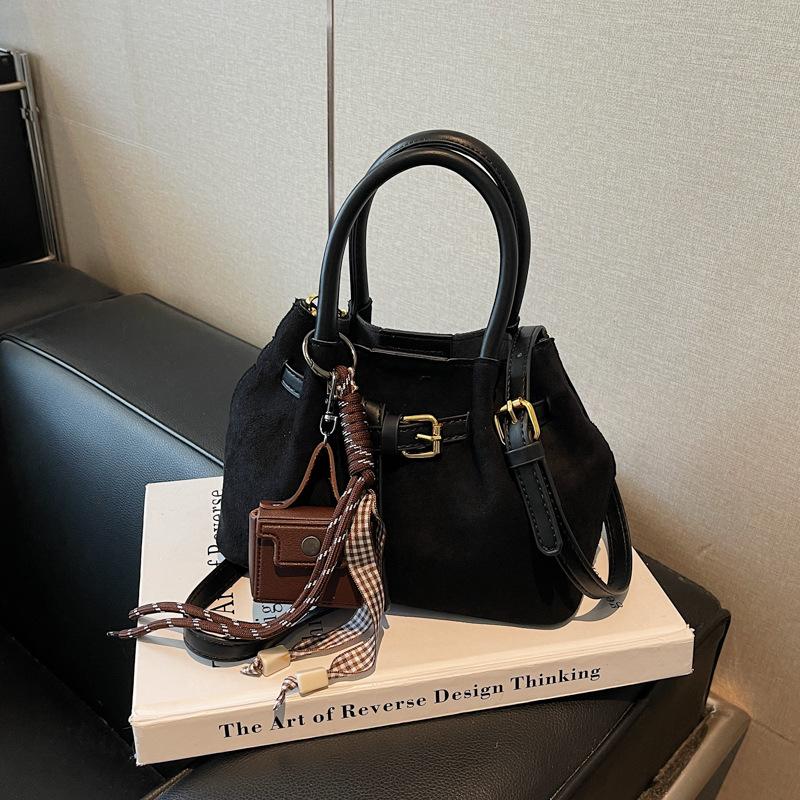 Замшевая сумка женская осень и зима 2025 новый нишевый дизайн ретро сумка через плечо сумка-мессенджер плиссированная портативная сумка-ведро