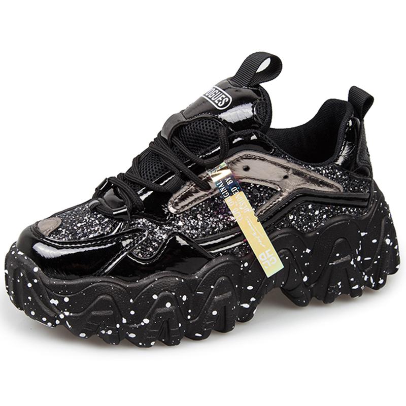 Женская обувь. Светоотражающие массивные кроссовки. Женская модная блестящая вулканизированная обувь. Женские дизайнерские кроссовки на платформе.