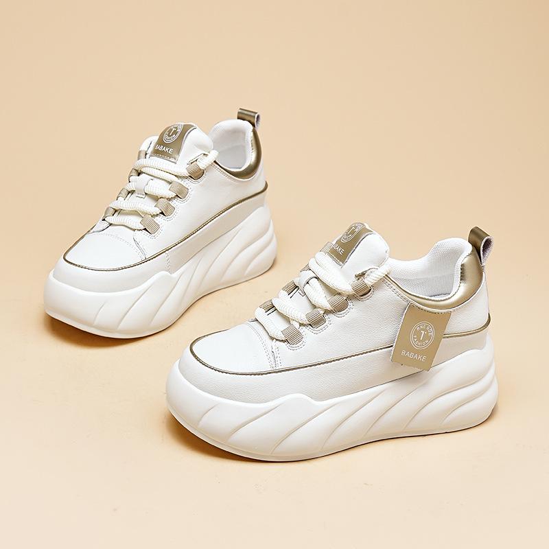 Женская повседневная обувь белого цвета на толстой подошве в корейском стиле 2024 года — визуально увеличивающая рост и модная