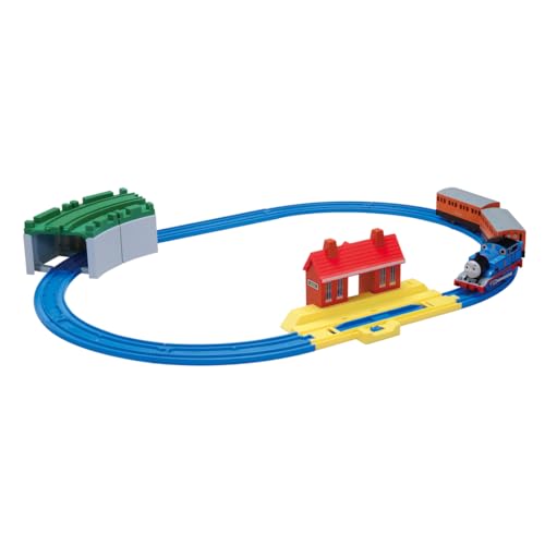 Takara Tomy "Plarail Томас и друзья Базовый набор" Игрушка-поезд для детей от 3 лет и старше, Соответствует стандартам безопасности игрушек и сертифицирована знаком ST