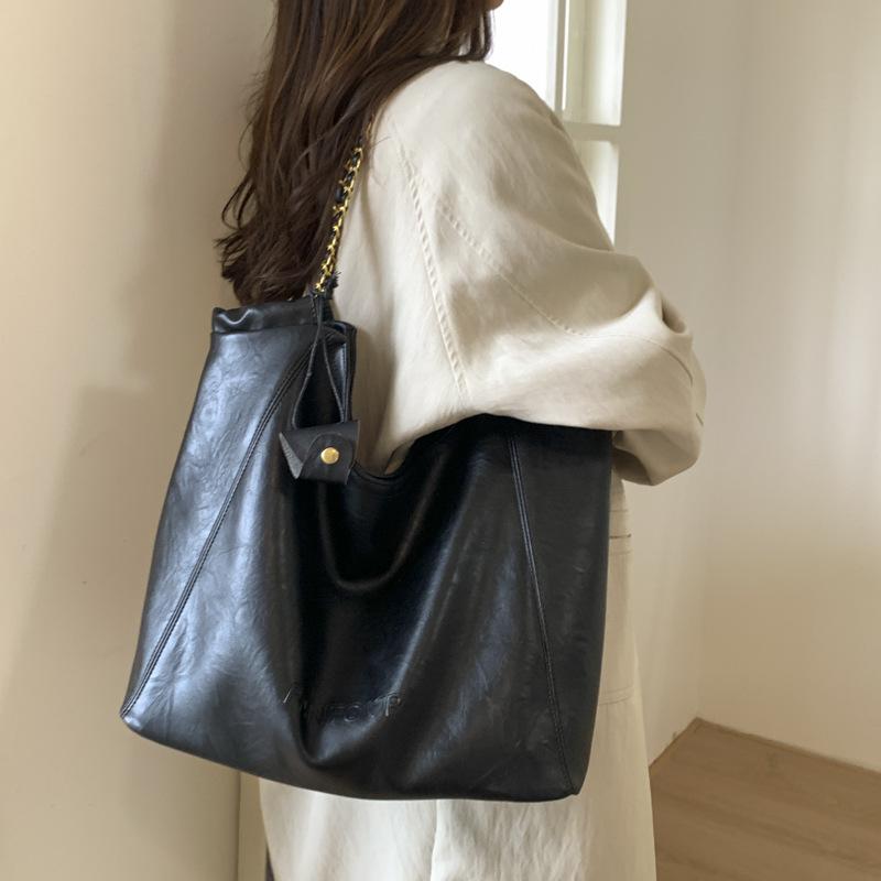 Ретро сумка женская большой вместимости 2025 новая осень и зима универсальная простая сумка через плечо премиальная текстура сумка-тоут для поездок
