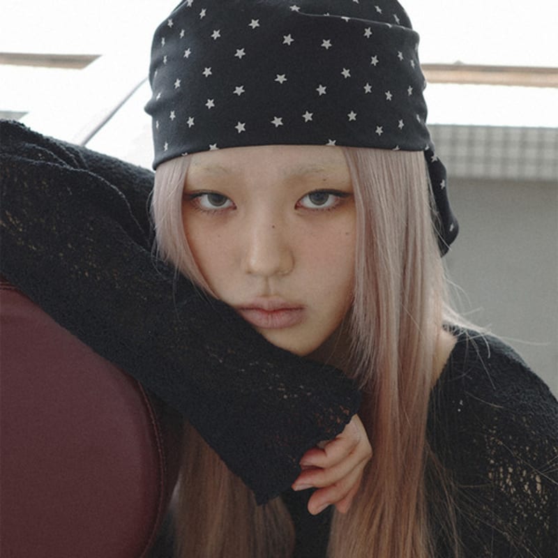 KOOKEESEE Star Square Scarf (black)