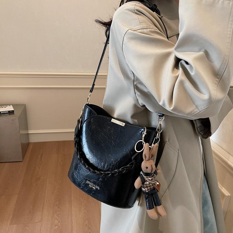 Premium Sense Niche Bag Women's Autumn and Winter 2025 New Retro Shoulder Messenger Bag Fashionable Women's Bucket Bag
