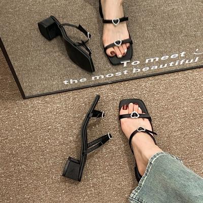 Популярные серебристые ретро шлепанцы на толстом каблуке на одно слово женская летняя обувь 2025 новый сказочный стиль с юбкой крутые шлепанцы