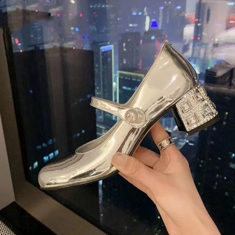 Туфли женские Xiaoxiangfeng из лакированной кожи на толстом каблуке с пряжкой из одного слова Mary Jane, весна 2025, новые туфли на высоком каблуке из стразов и жемчуга