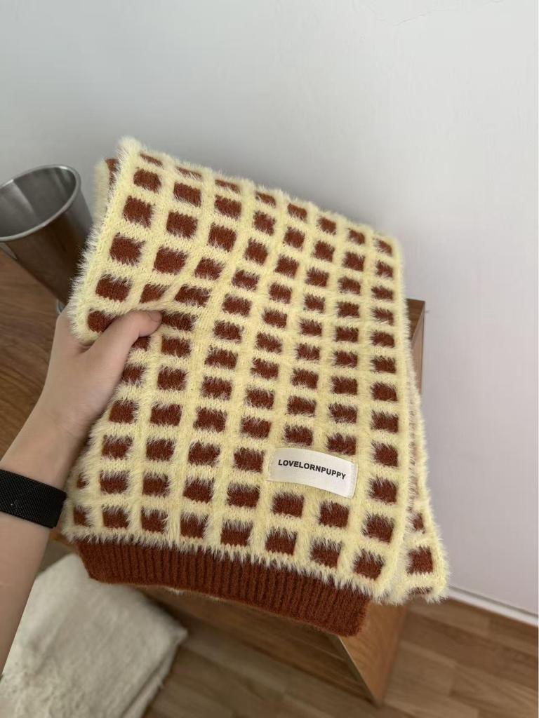 Small Checkered Knit Scarf - Soft, Non-Shedding, with a Cozy Feel for Autumn and Winter