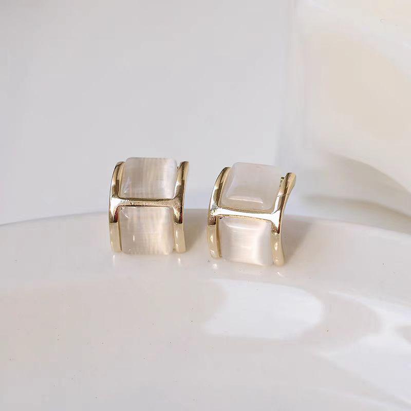 Серебряные серьги-игл с цветком из кошачьего глаза - элегантный, универсальный модный аксессуар для женщин