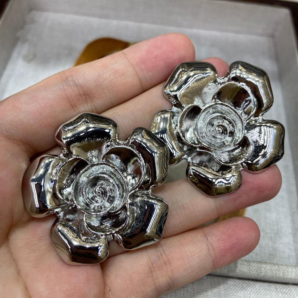 Серьги-гвоздики Personality Creative Flower Earrings Personality Camellia Personality Simple High-End Gold And Silver Stud Earrings Women