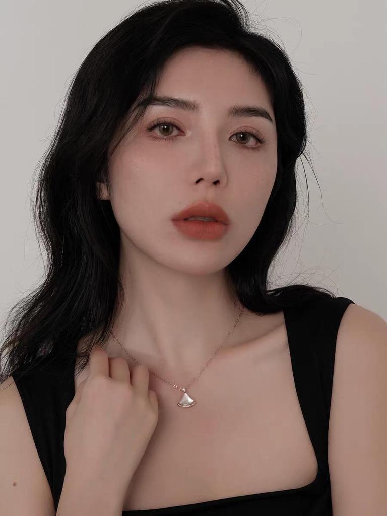 Mother-of-Pearl Fan Skirt Necklace: 14k Gold-Filled, High-End Luxury Clavicle Chain, New 2024 Style Gift.