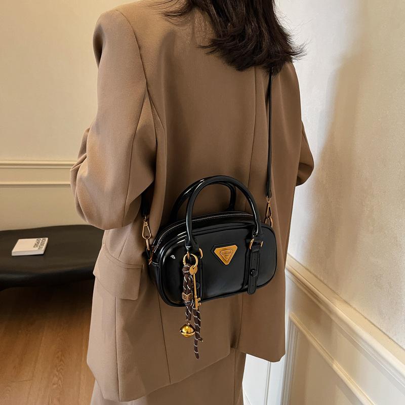 Winter Retro Portable Red Bag Women's 2025 New Fashion Versatile Small Square Bag Simple Versatile Messenger Bag