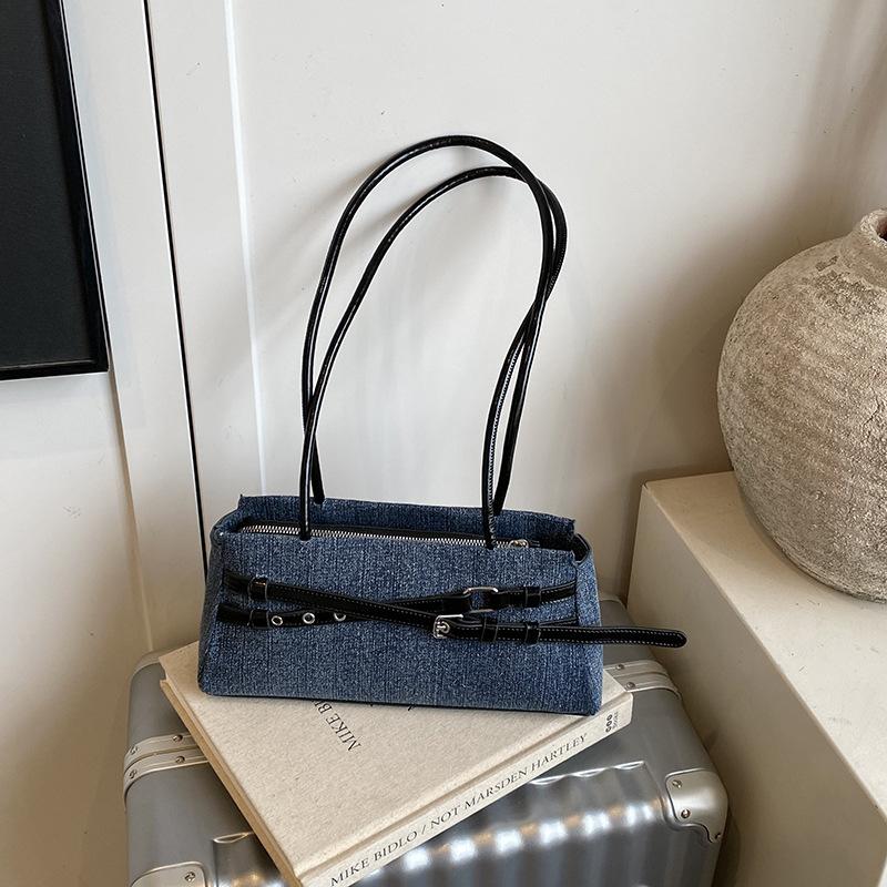 Сумка под мышкой женская 2025 новая высококлассная в иностранном стиле женская летняя универсальная нишевого дизайна плечевая портативная сумка-багет