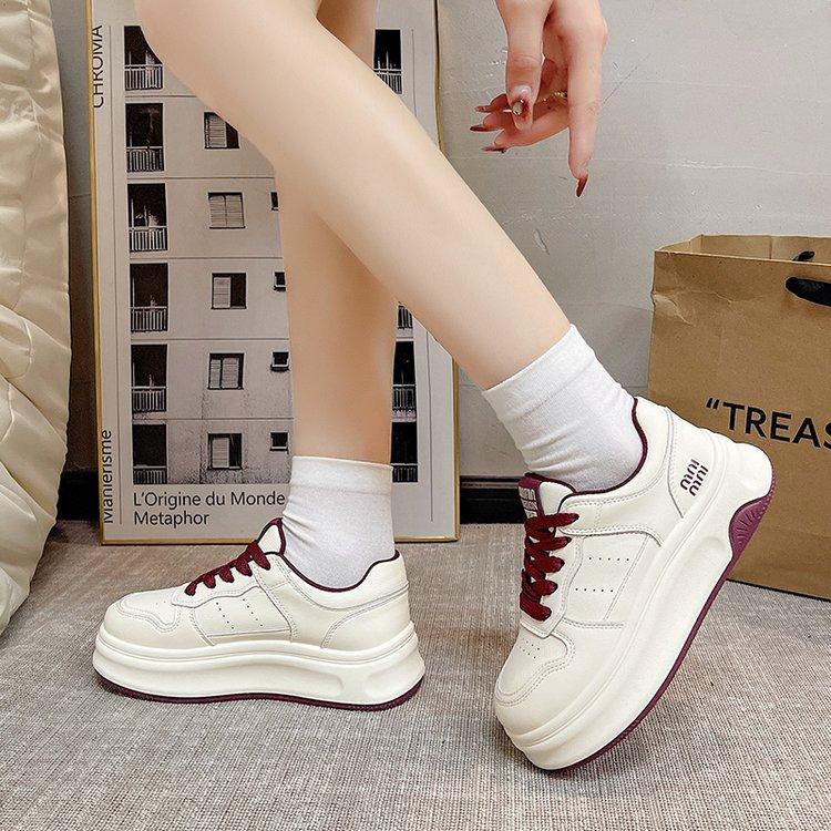 Женские белые туфли на платформе 2024 осень новые корейская версия модные универсальные увеличивающие рост мягкая подошва дышащие спортивные повседневные туфли