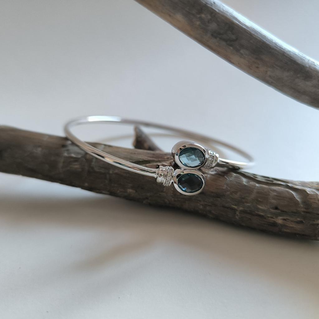 Серебряный браслет с топазом Лондон Блю 1.971ct, фианитами, вес изделия 7,92 гр (2206699)