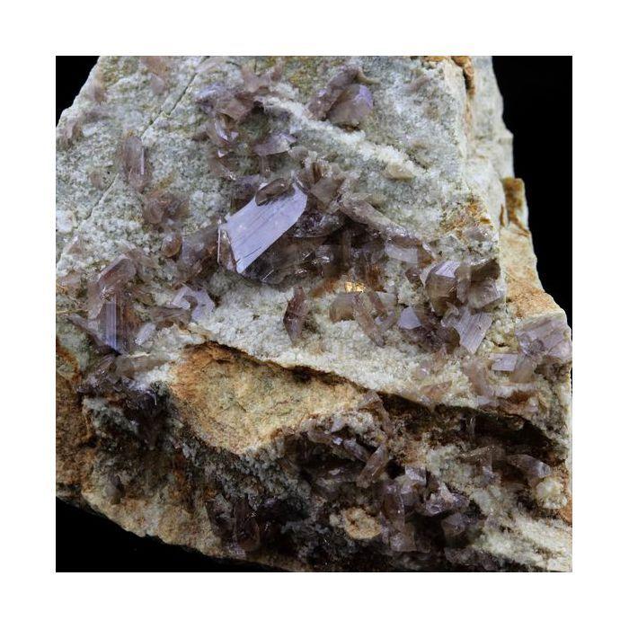 Pierres et Minéraux. Axinite. 577.5 ct. La Balme d'Auris, Bourg d'Oisans, Isère, France..