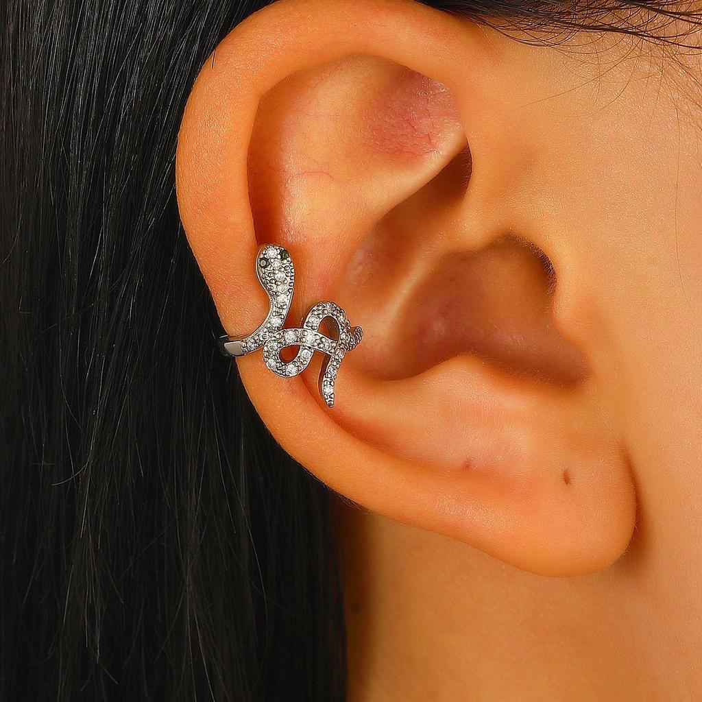 Элегантные серьги-клипсы в виде змеи с бриллиантами - без прокола, минималистичная мода, нишевый дизайн