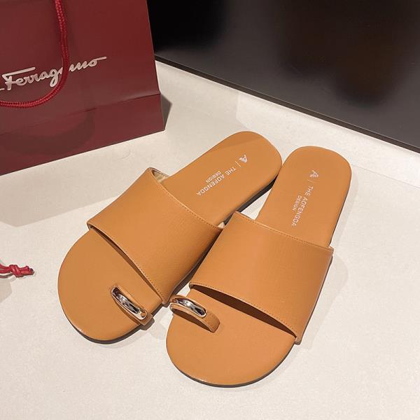 Модные резиновые шлепанцы обувь женская 2025 тапочки повседневные сланцы женские пляжные пантофли заклепки гавайские люксовые сабо мягкие плоские новые слайды