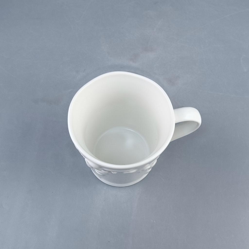 Простая белая чашка для воды с тисненым цветком ландыша, креативная керамическая кружка средней температуры, элегантная офисная кофейная чашка